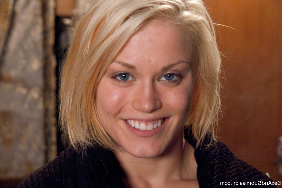 15P Die blonde Ash Hollywood wird in der Knechtschaft gebumst und bekommt einen Cumshot mit offenem Mund