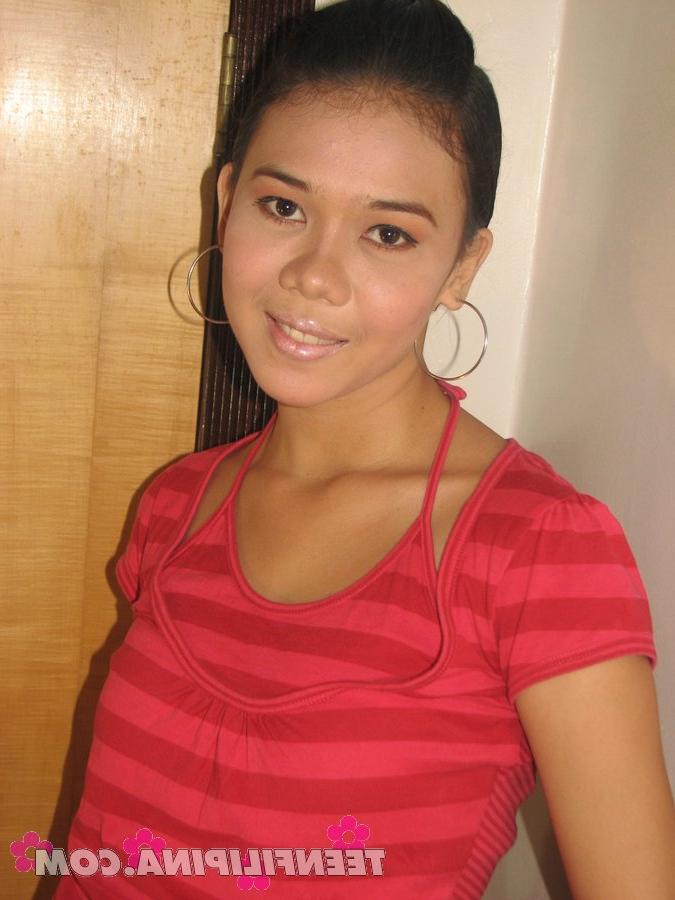 15P Adolescente filipina fica só com seu terno de aniversário na frente da porta de um quarto de hotel