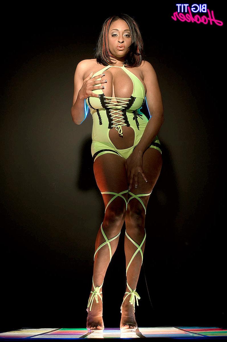 17P Carmen Hayes, strip-teaseuse aux gros seins, se fait pilonner la chatte par un mec blanc.