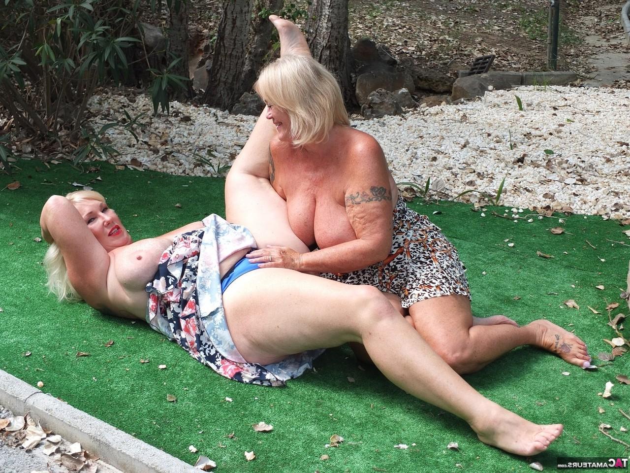 16P A loira mais velha e gorda Melody e sua amante lésbica brincam em um quintal