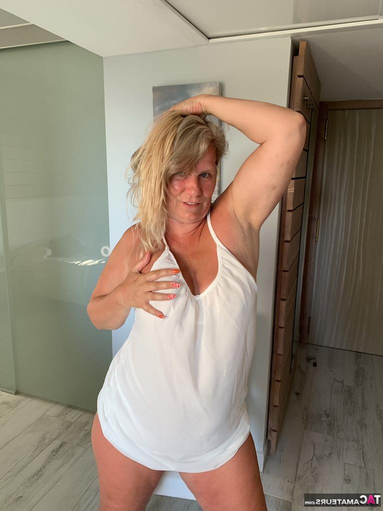 20P A mulher mais velha e grossa, Sweet Susi, expõe seios bronzeados depois de subir o vestido