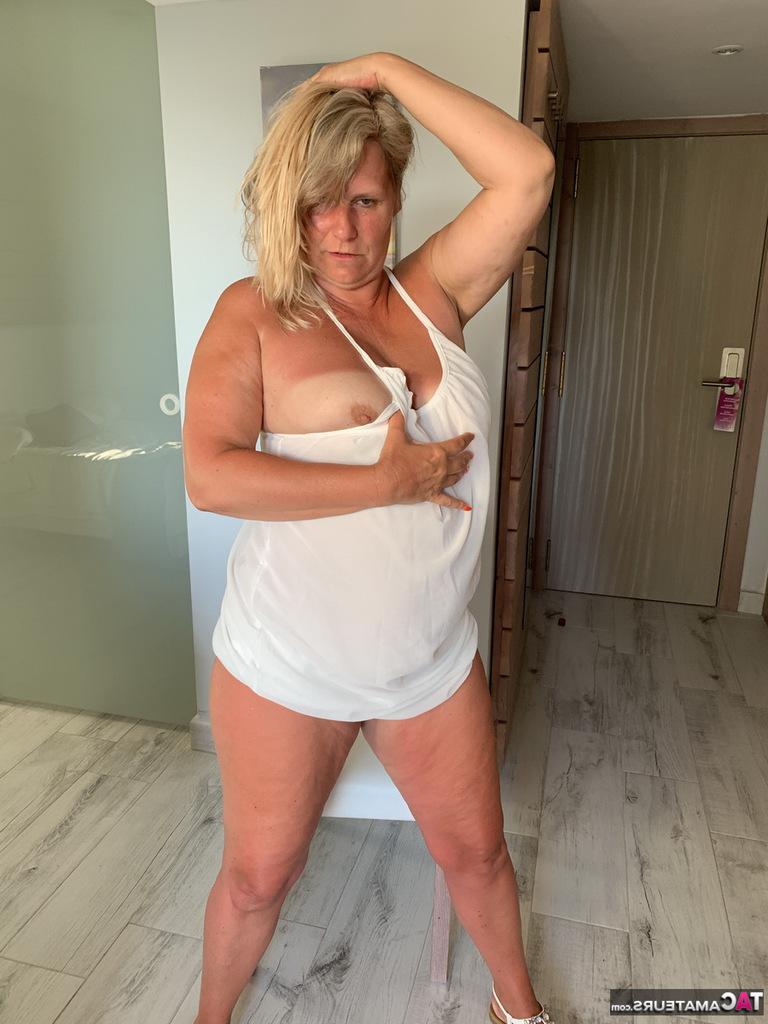 20P A mulher mais velha e grossa, Sweet Susi, expõe seios bronzeados depois de subir o vestido