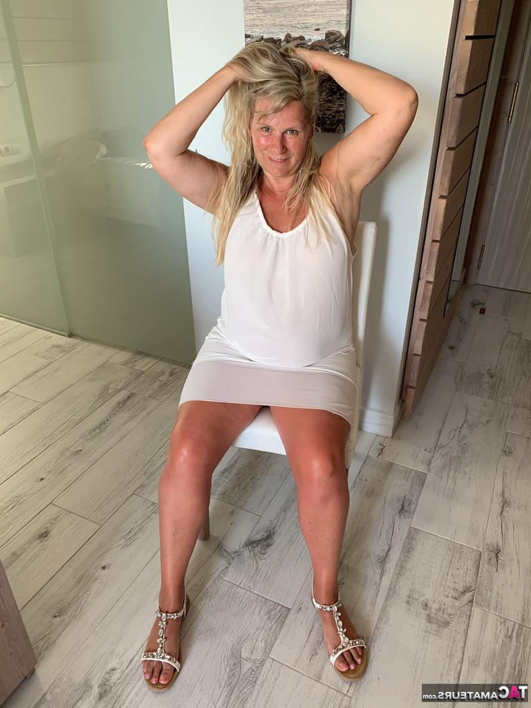 20P A mulher mais velha e grossa, Sweet Susi, expõe seios bronzeados depois de subir o vestido
