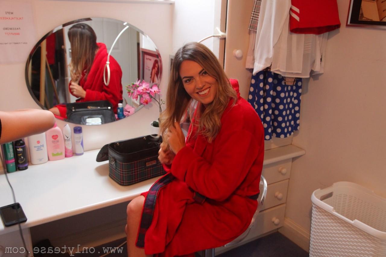 20P Modelos adoráveis ​​exibem pernas sensuais em meias e meia-calça nos bastidores