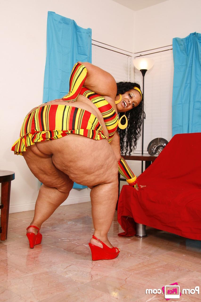 20P Ébano gordo com uma bunda enorme Farrah Foxxx tira a roupa e posa nua em um solo