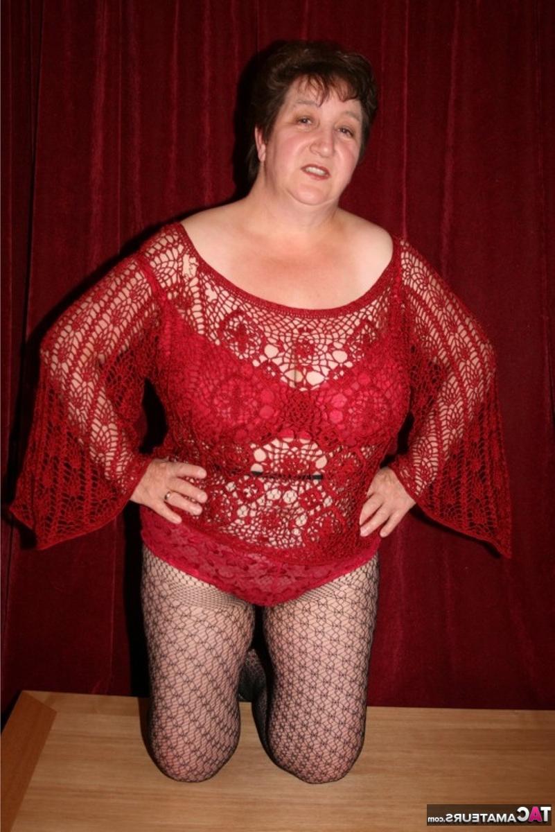 16P A gorda britânica madura Kinky Carol perde seus grandes peitos naturais na meia-calça