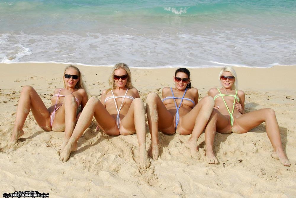 16P Quatro meninas modelam micro biquínis e óculos de sol na praia