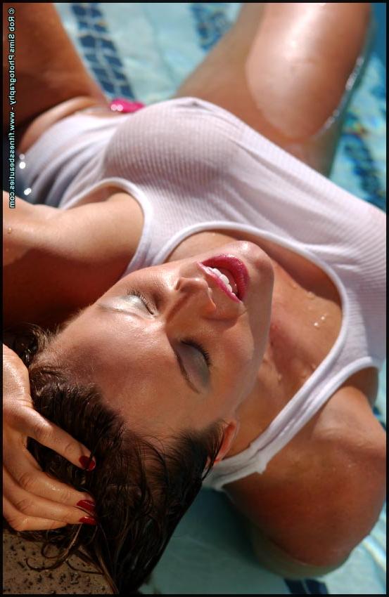 15P Mulher sexy de meia-idade, Tonya Elliott, modela uma regata molhada em uma piscina