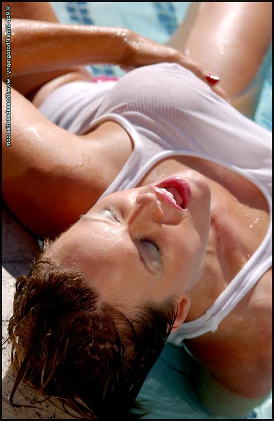 15P Mulher sexy de meia-idade, Tonya Elliott, modela uma regata molhada em uma piscina