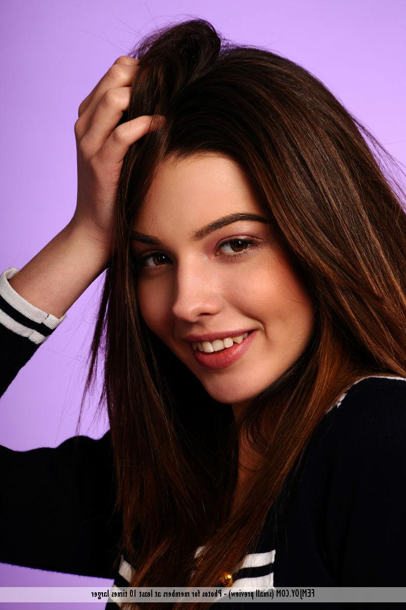 16P A linda garota Beau D pega uma revista para ler enquanto modela nua