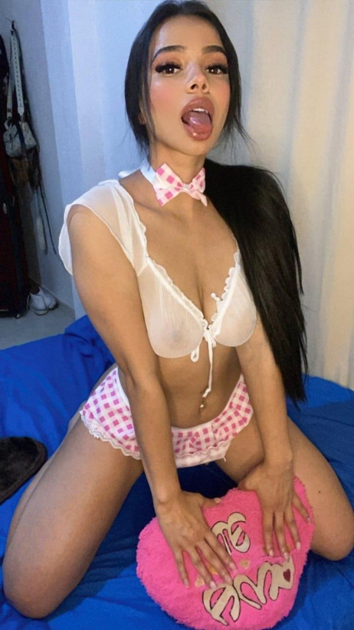 15P Impressionante modelo de fãs amadores latinos Camilla Lopez acaricia seus peitos grandes