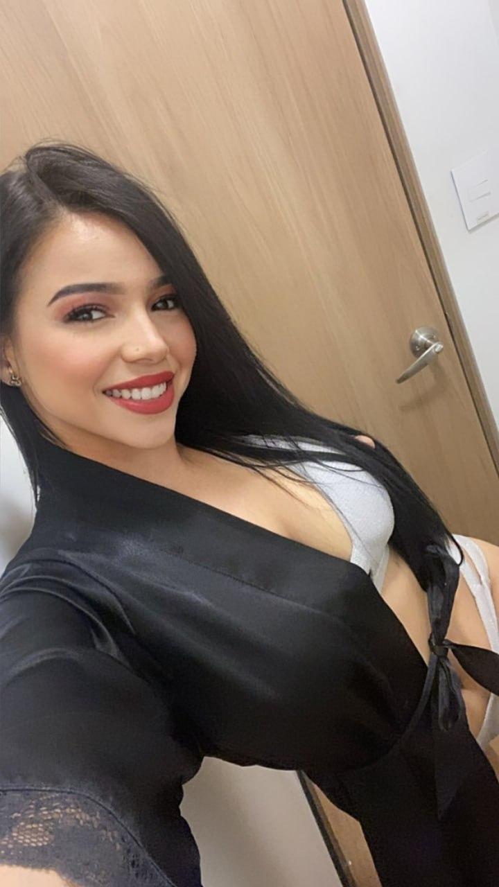 15P Impressionante modelo de fãs amadores latinos Camilla Lopez acaricia seus peitos grandes