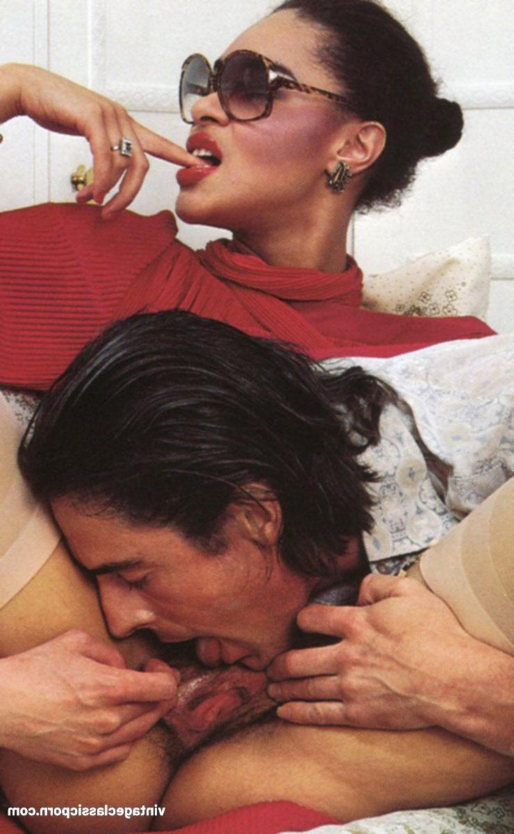 20P Des stars du porno glamour se font baiser la chatte poilue dans une compilation vintage.