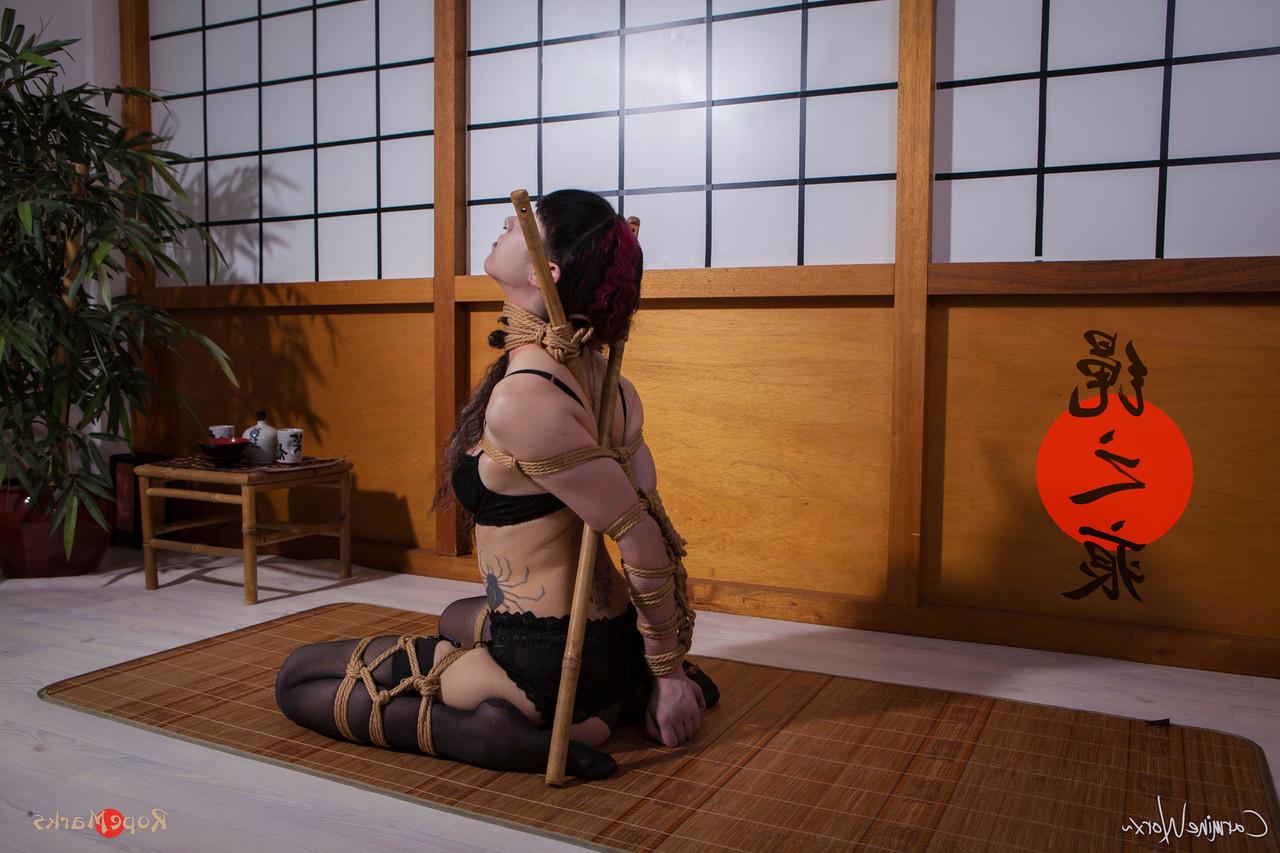 16P A morena magra Lewdest Loli é contida com uma corda enquanto está de joelhos