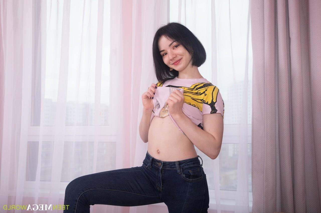 16P A adolescente asiática Candy Black se masturba com um vibrador enquanto usa meias