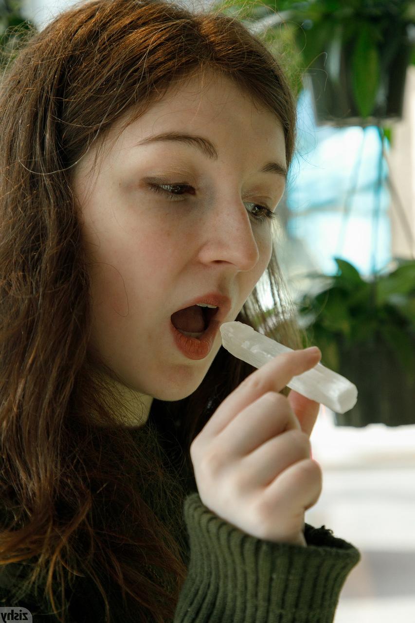 12P A gata amadora totalmente natural Rowan Emerson revela seu regalo e peitos no carro