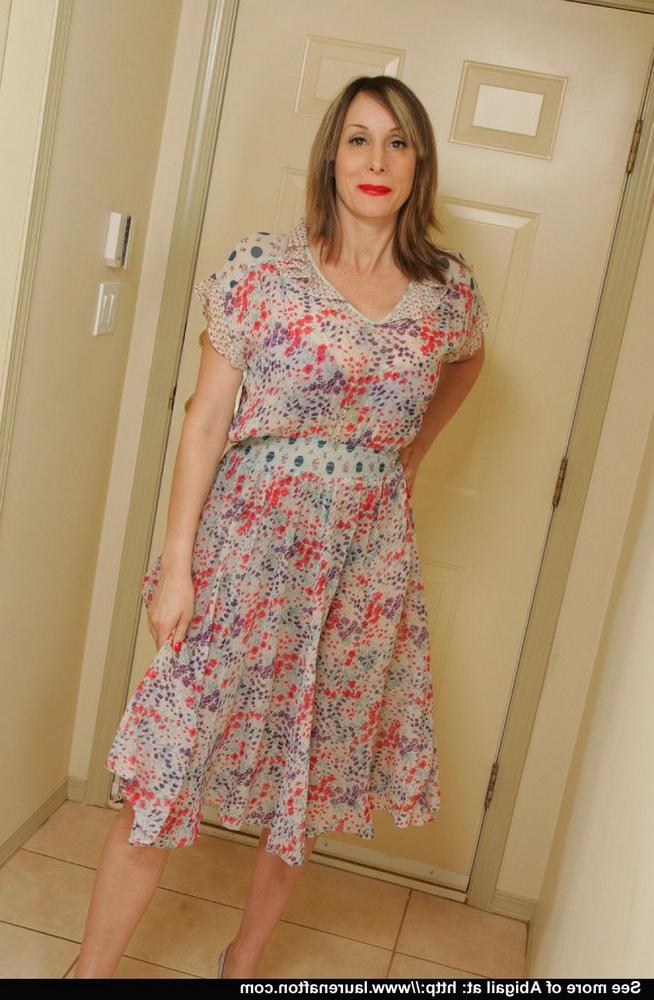 12P Mãe gostosa, senhorita Abigail, de calcinha preta, vestido para exibir um corpo maduro e sexy