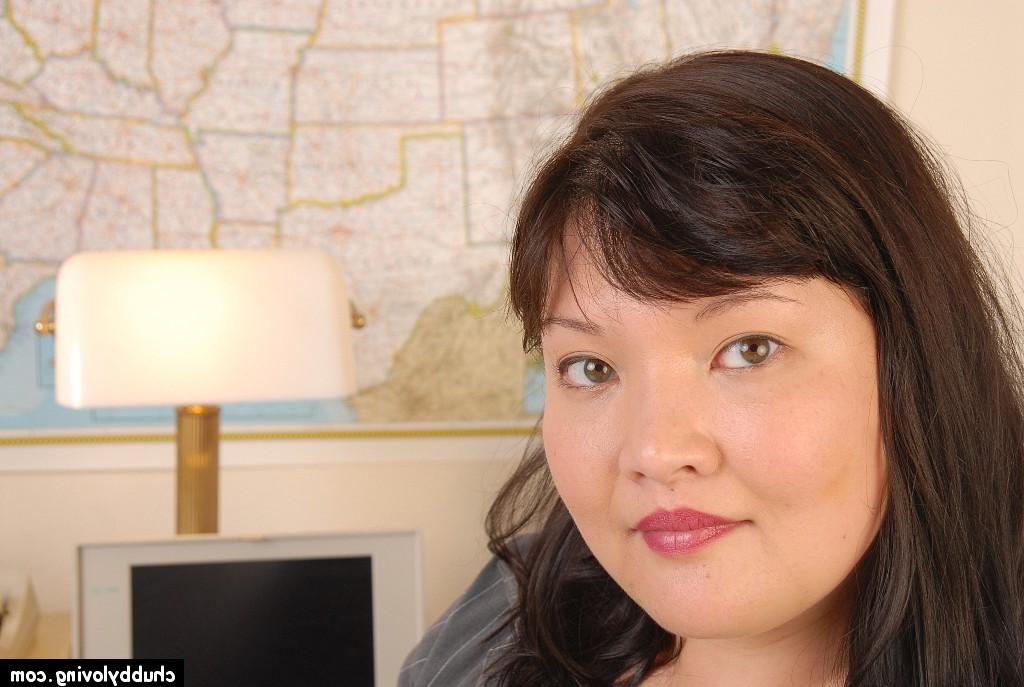 16P Fatty Asian madura Olivia apresenta seus peitos grandes e mamilos