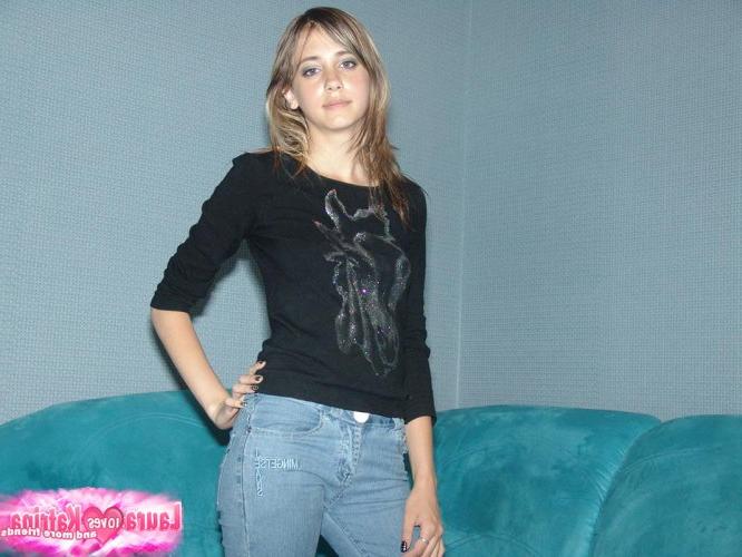 10P Loira amadora fofa em jeans apertados faz poses sedutoras para mostrar sua bunda