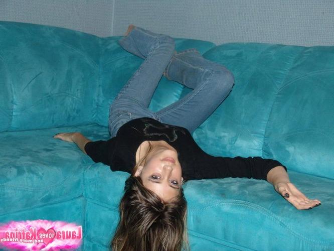 10P Loira amadora fofa em jeans apertados faz poses sedutoras para mostrar sua bunda