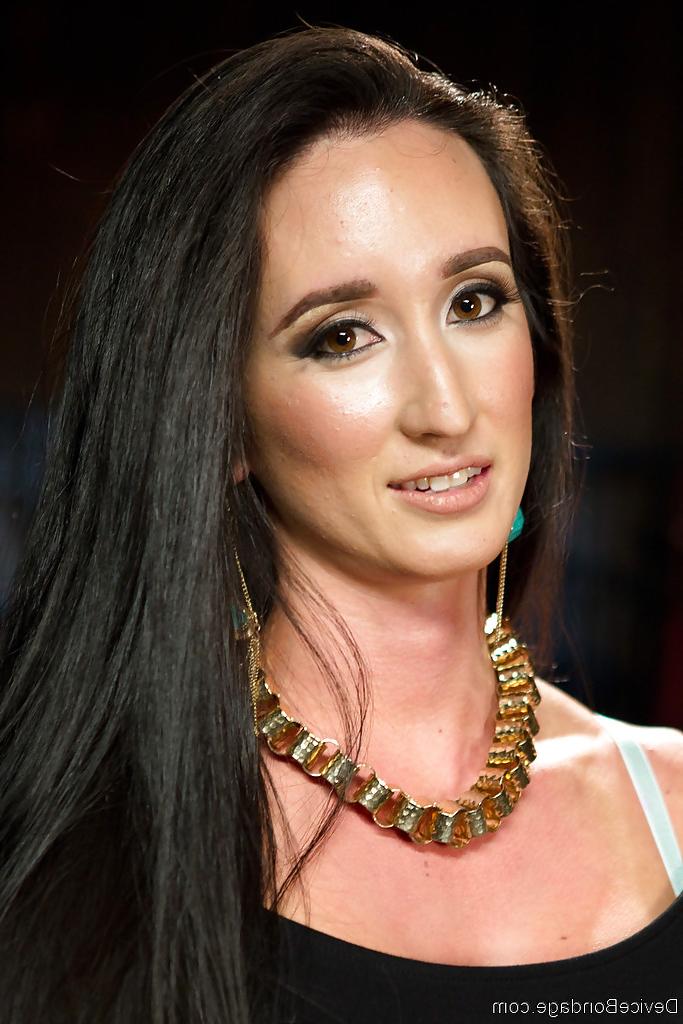 16P La modelo fetichista morena Virginia Tunnels mea mientras está atada y atada
