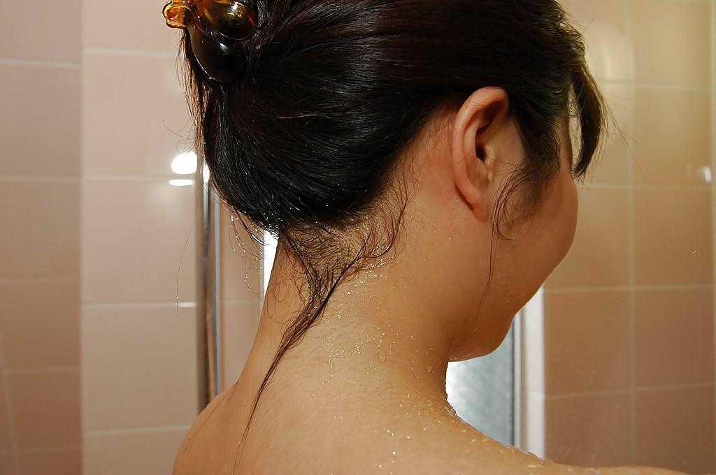 16P MILF asiatique ludique avec une entaille poilue, Rumi Okano, prend une douche.
