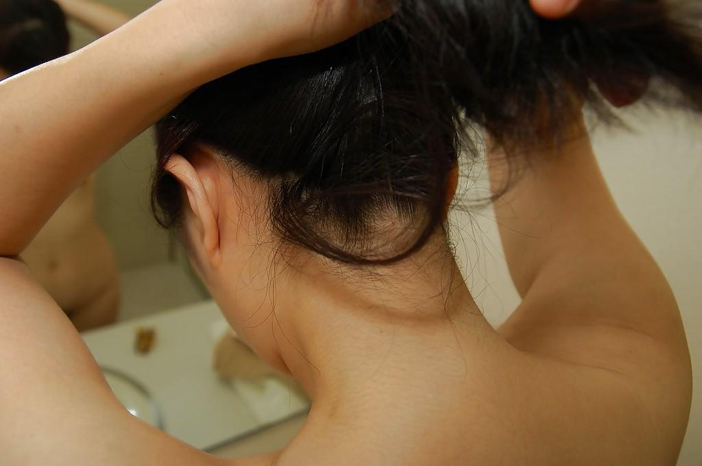 16P MILF asiatique ludique avec une entaille poilue, Rumi Okano, prend une douche.