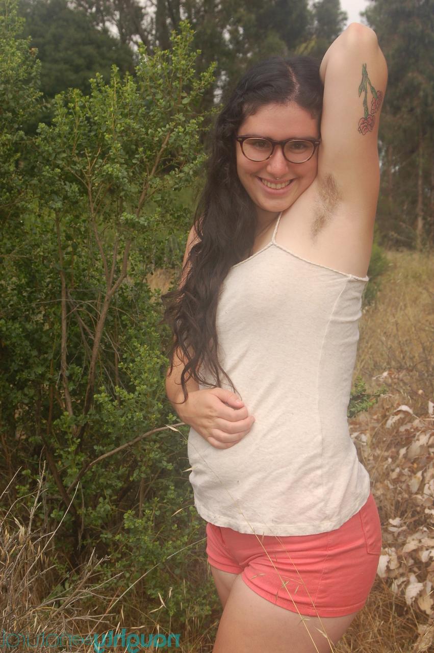 20P Amadora gorda com óculos Lucy Haze tira a roupa para fora e mostra seu corpo peludo