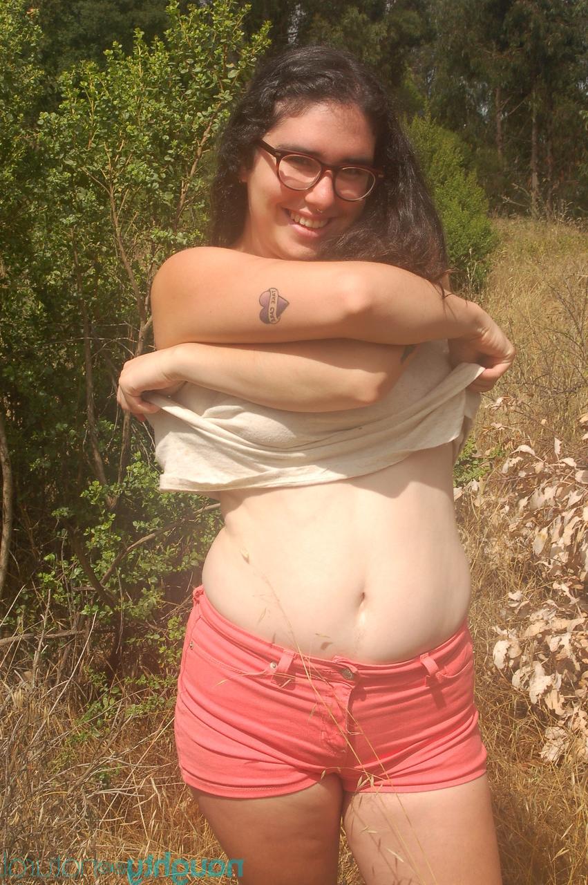 20P Amadora gorda com óculos Lucy Haze tira a roupa para fora e mostra seu corpo peludo