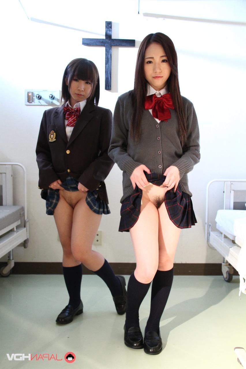 15P A estudante japonesa Kai Miharu e um colega levantam saias para mostrar suas bocetas