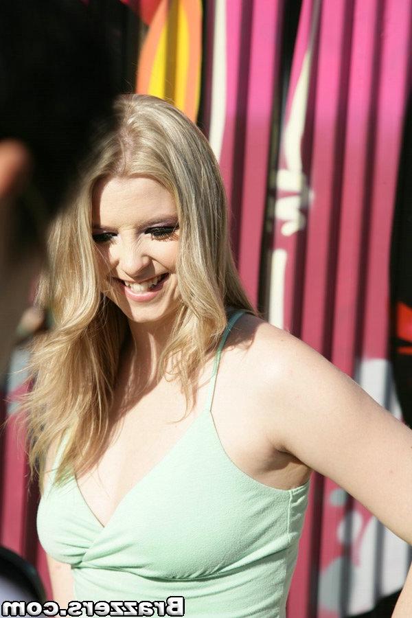 18P A garota solo Sunny Lane tira a calcinha preta e mostra sua bunda grande