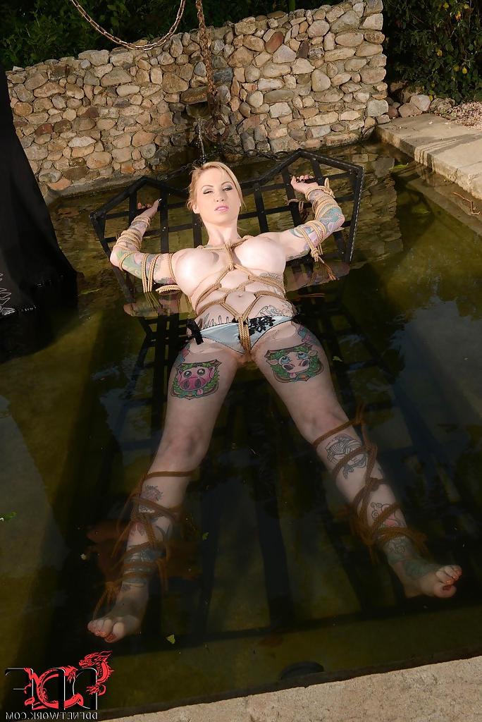 16P A gata tatuada Hollie Hatton é amarrada com força e perfurada ao ar livre