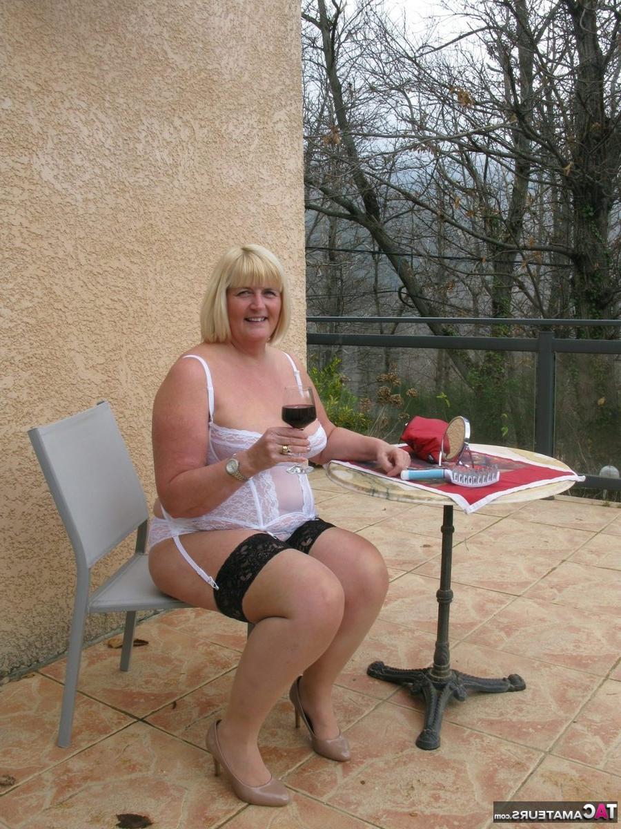16P Chrissy Uk, blonde et grasse, retouche son maquillage avant de montrer ses seins.