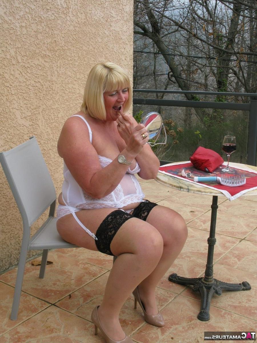 16P Chrissy Uk, blonde et grasse, retouche son maquillage avant de montrer ses seins.