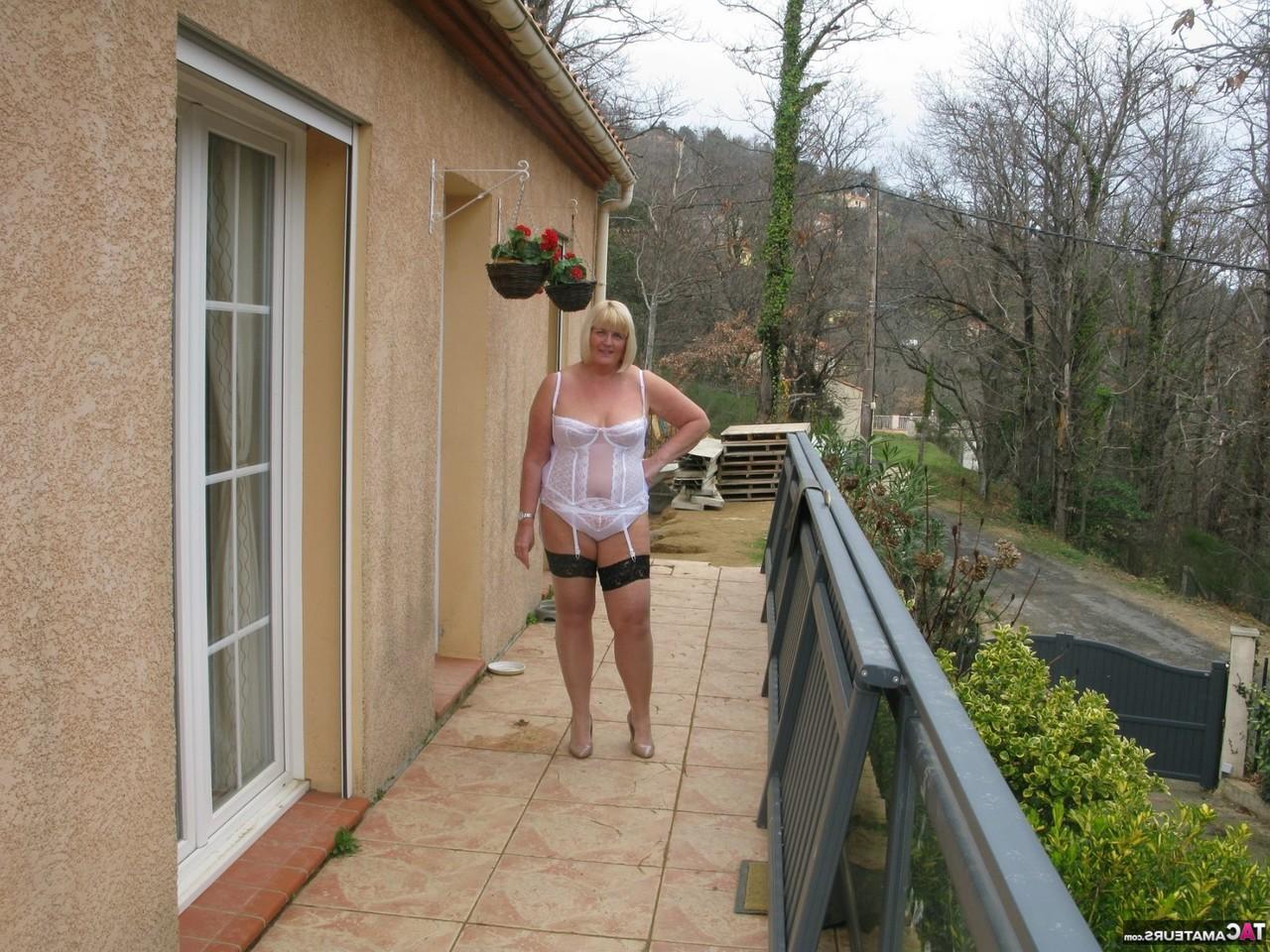 16P Chrissy Uk, blonde et grasse, retouche son maquillage avant de montrer ses seins.
