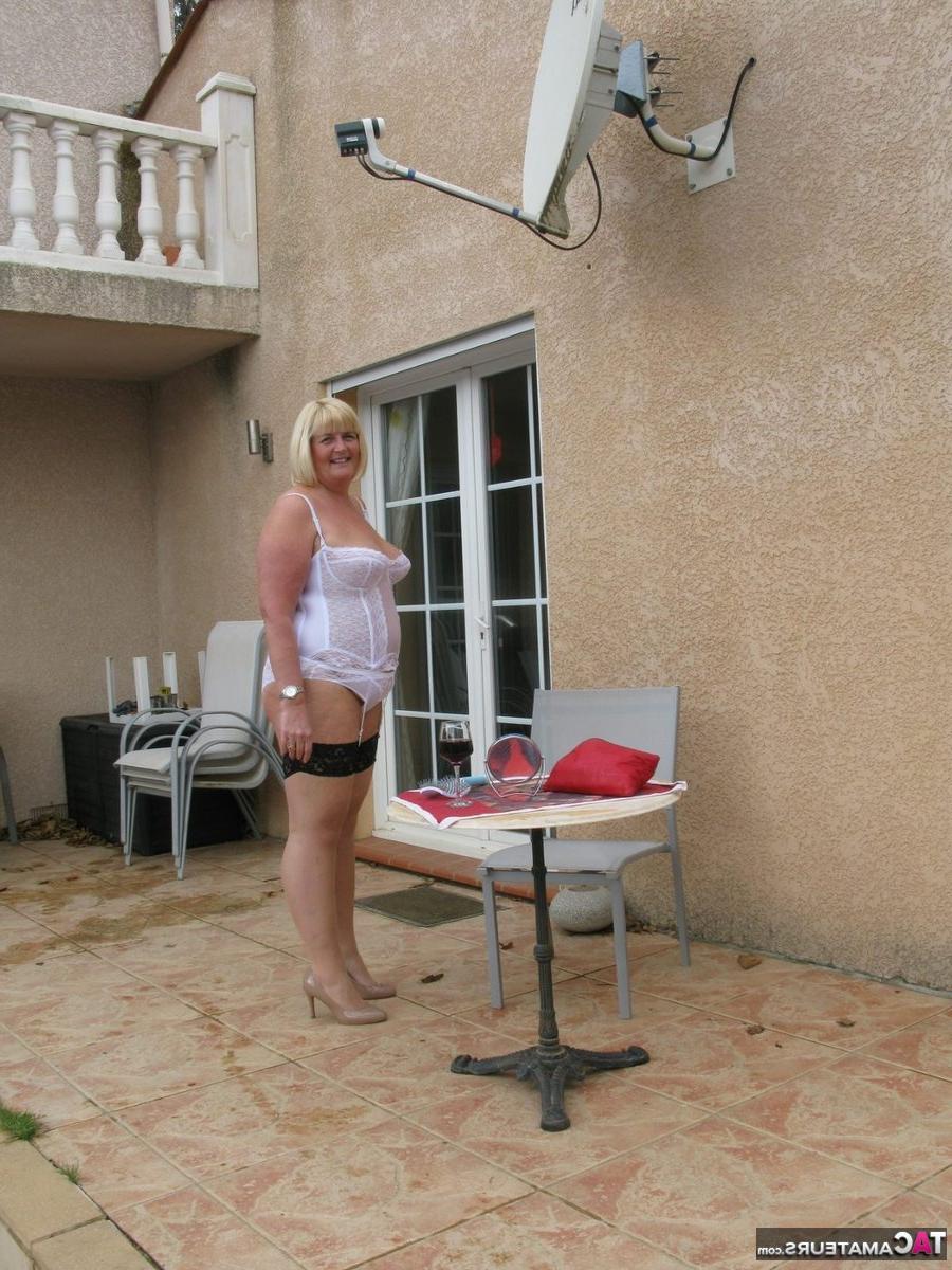16P Chrissy Uk, blonde et grasse, retouche son maquillage avant de montrer ses seins.