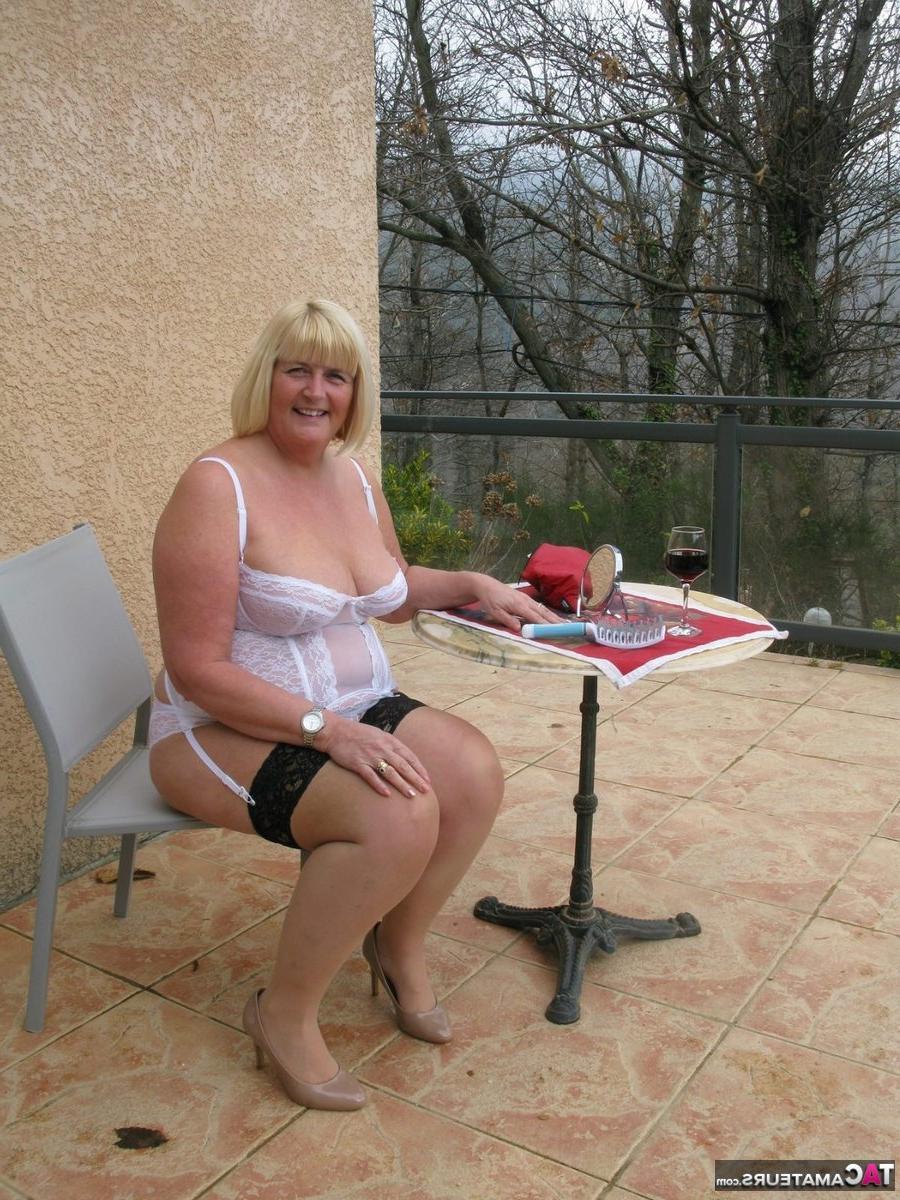 16P Chrissy Uk, blonde et grasse, retouche son maquillage avant de montrer ses seins.