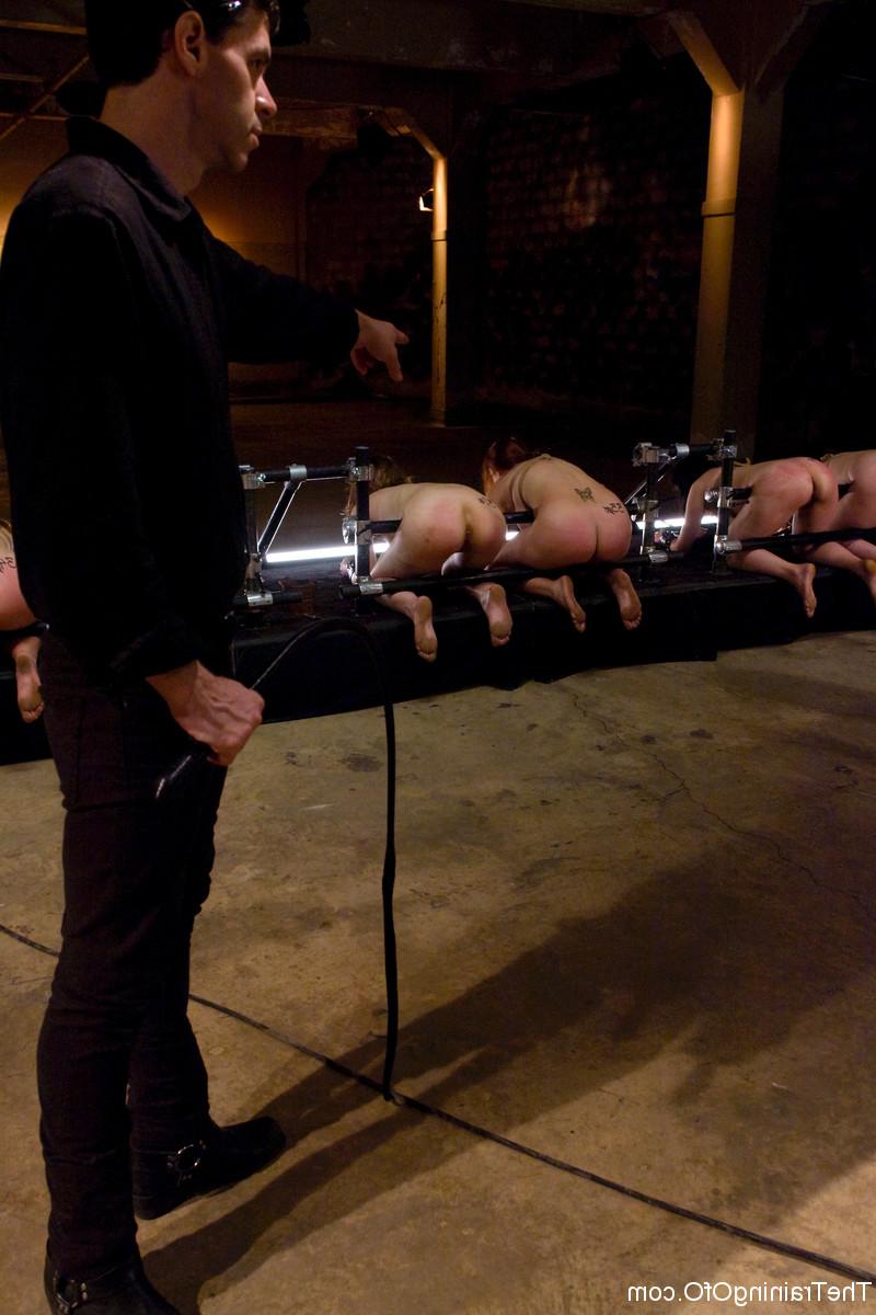 20P Des filles esclaves liées sont obligées de manger la chatte par leur maître dans une orgie BDSM