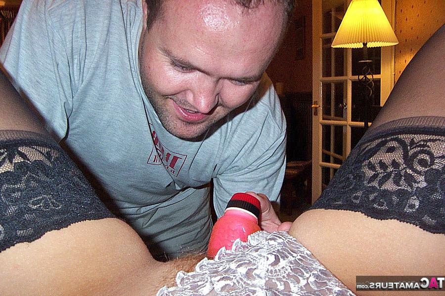 20P Amateur BBW Curvy Claire se quita las aldabas antes de masturbarse con un juguete