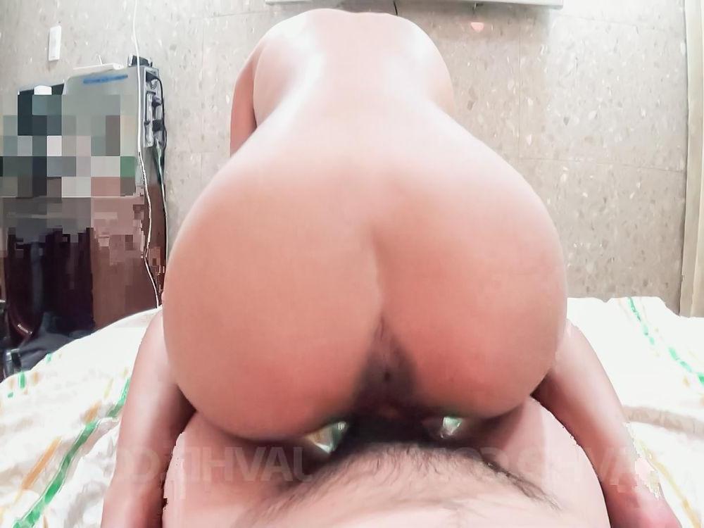 15P Die Japanerin Miku Natsukawa wird masturbiert, bevor es zu einem POV-Fick kommt