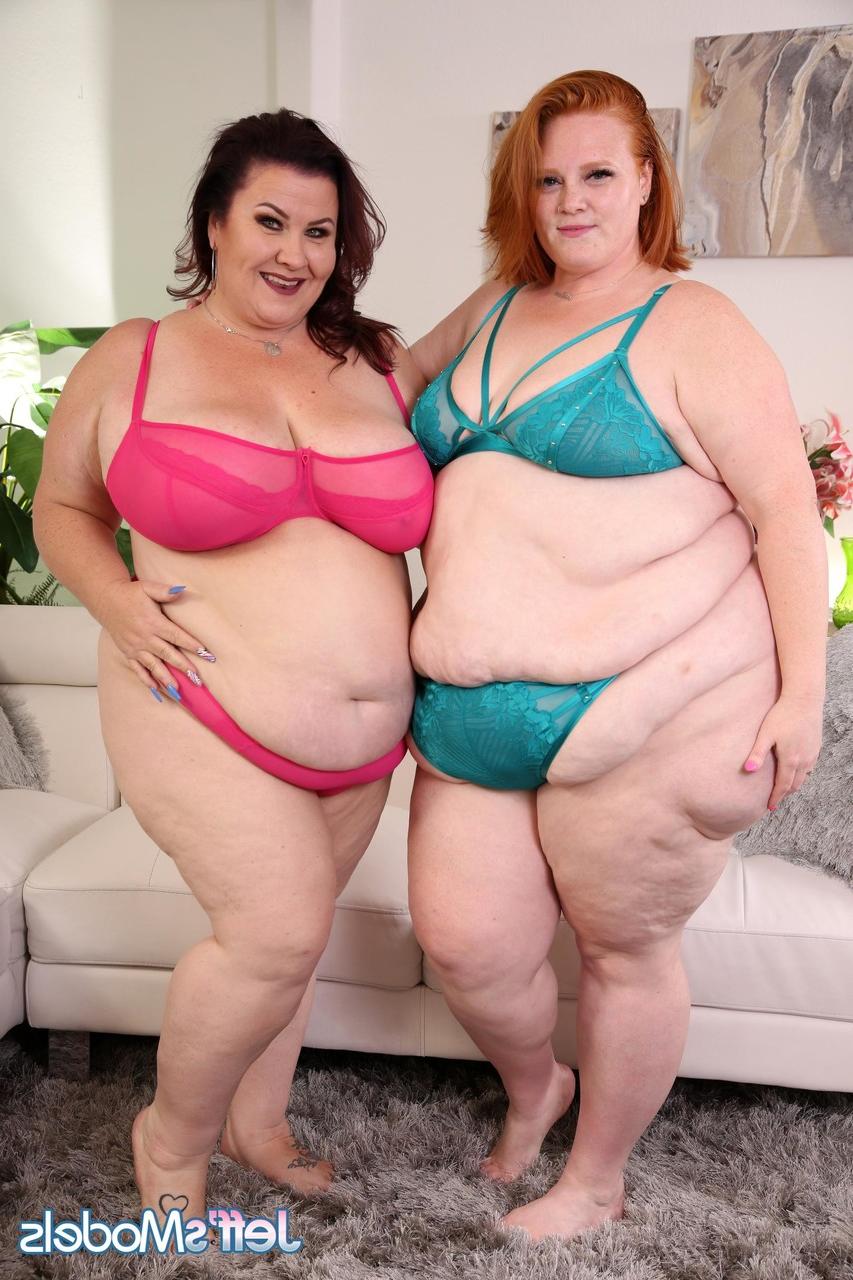 20P Die molligen Schlampen Lady Lynn und Julie Ginger geben sich bei einem Interracial-Vierer einen Blowjob