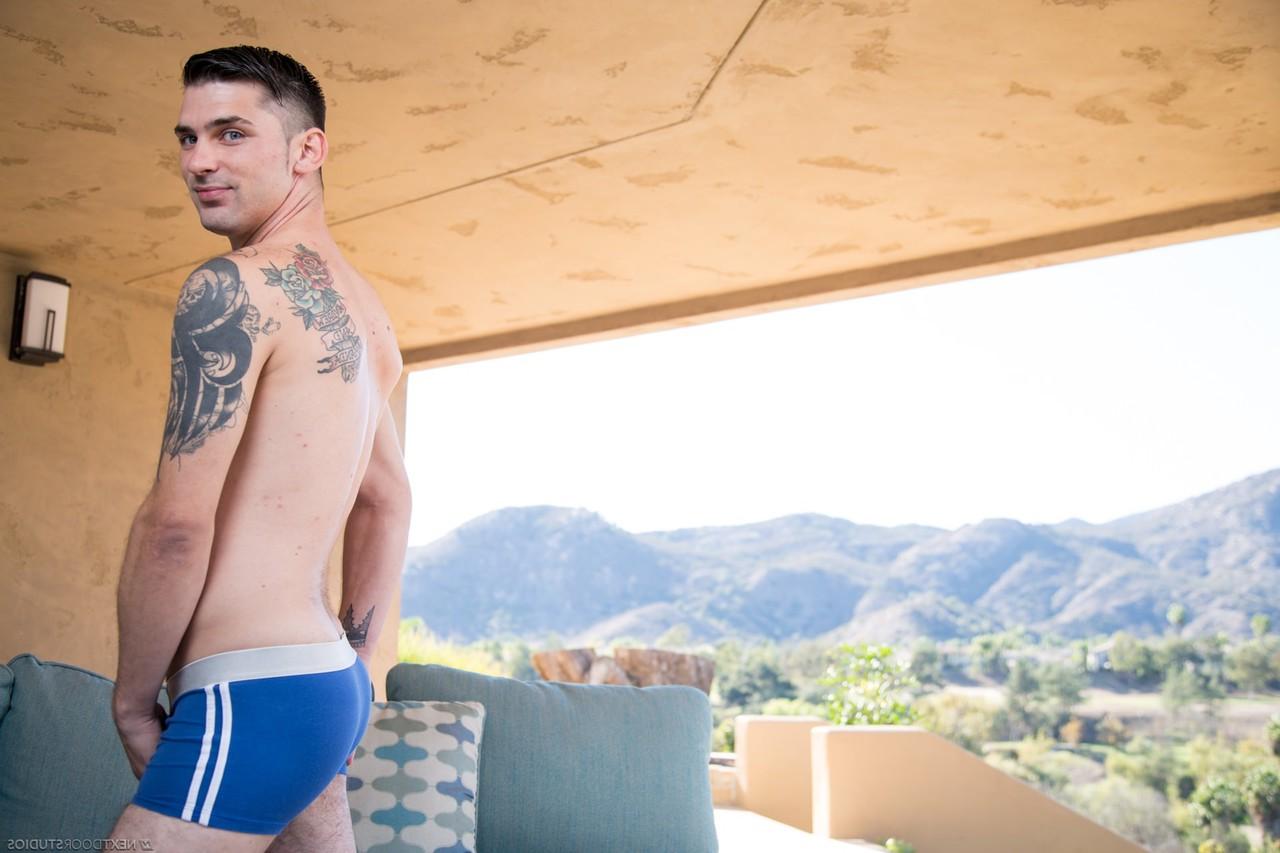 19P El amateur moreno james sinner se desnuda y expone su cuerpo tatuado y su gran vara