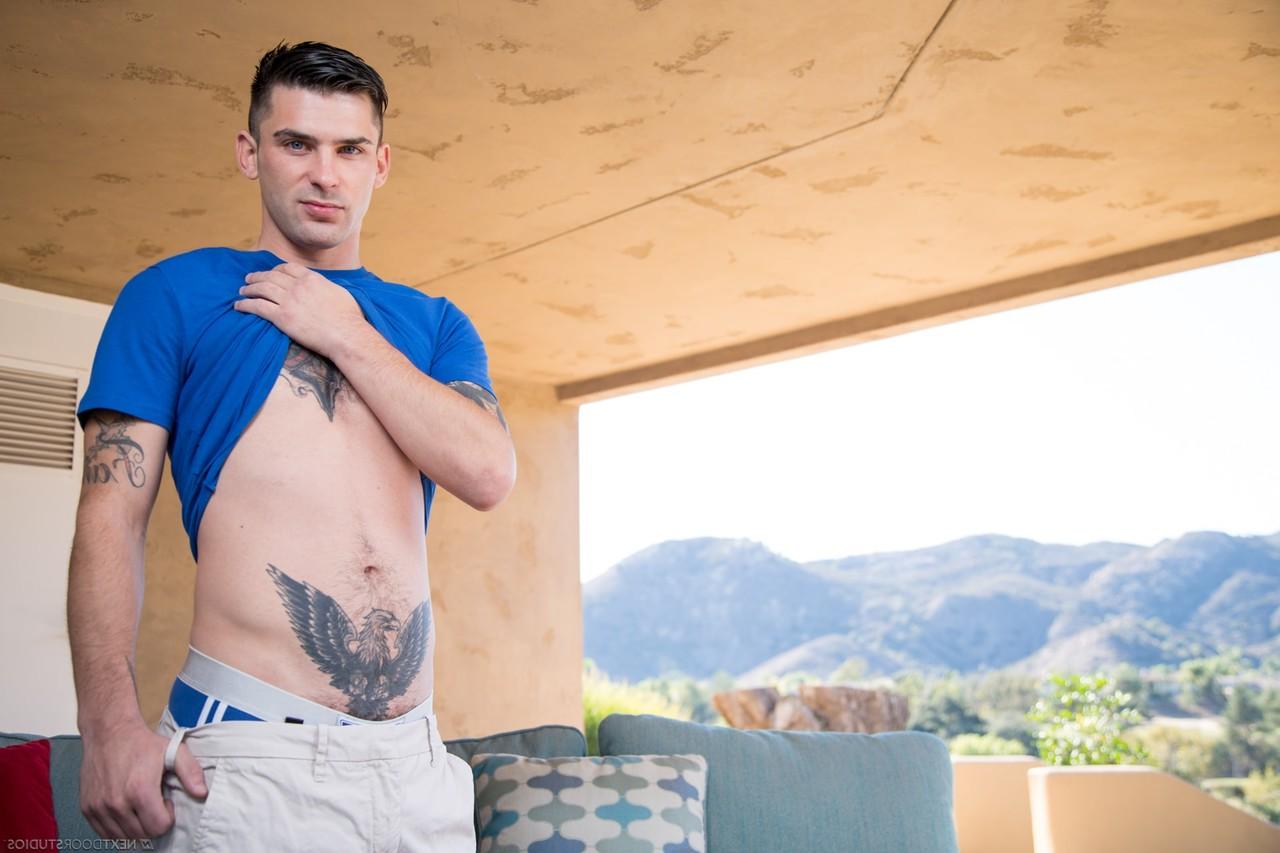 19P El amateur moreno james sinner se desnuda y expone su cuerpo tatuado y su gran vara