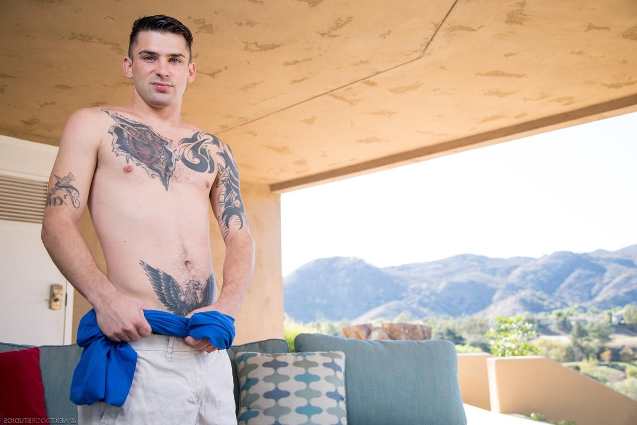 19P El amateur moreno james sinner se desnuda y expone su cuerpo tatuado y su gran vara