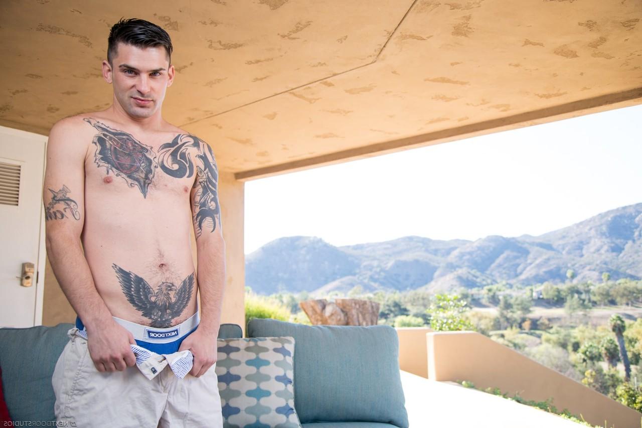 19P El amateur moreno james sinner se desnuda y expone su cuerpo tatuado y su gran vara