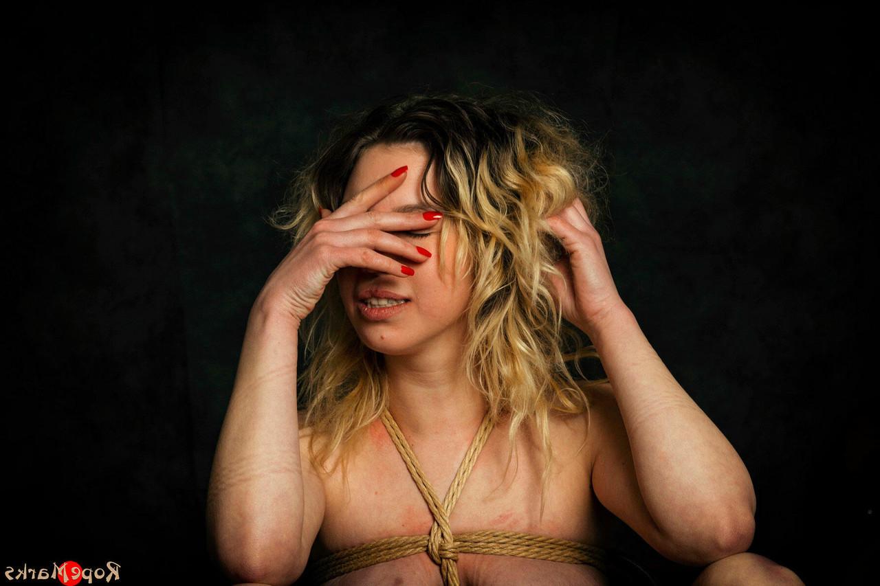16P La rubia sobria Kama Medea tiene pinzas para la ropa atadas a su coño