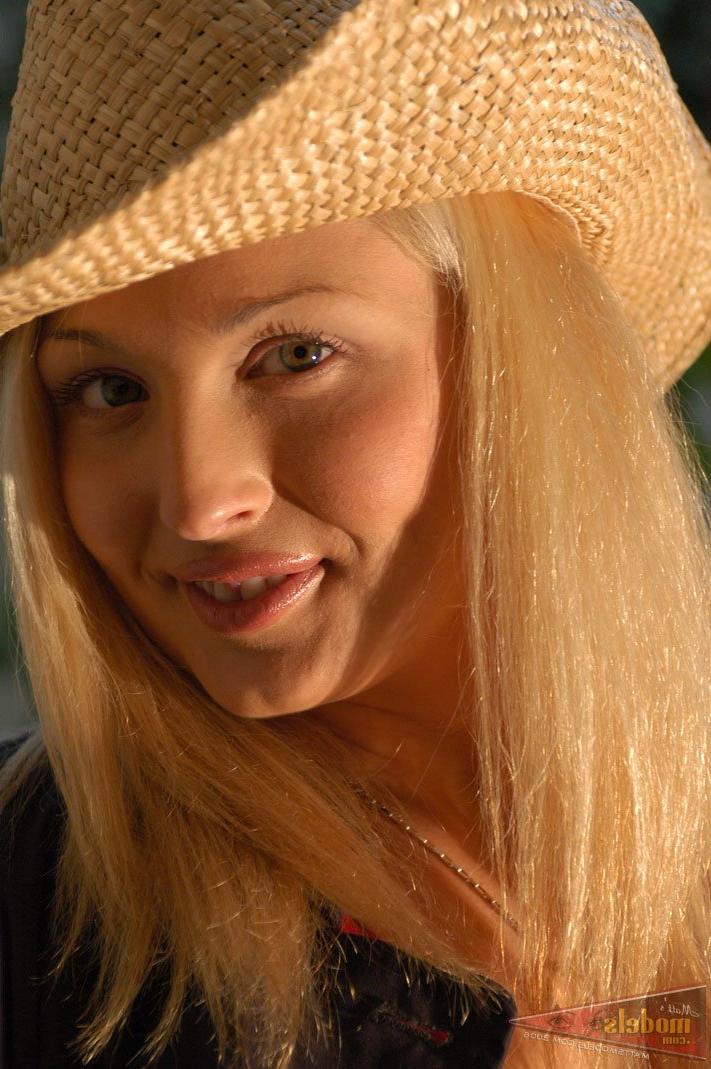 16P La rubia natural Leola suelta sus grandes naturales mientras se desnuda con un sombrero de paja