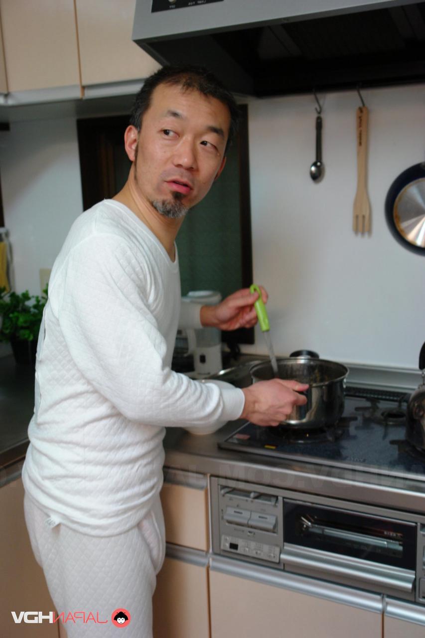 20P Die Hausfrau Mizuho Nishikawa lässt sich in einem Dreier mit ihrem Mann und seinem Kumpel vollsahnen