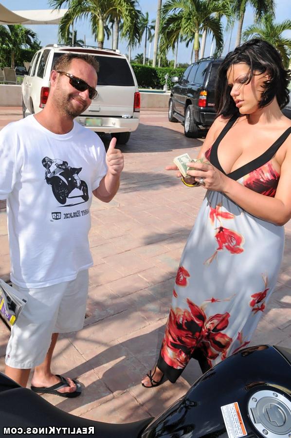 16P Les seins d'une MILF BBW sont montrés en plein air avant un sexe hardcore dévastateur.