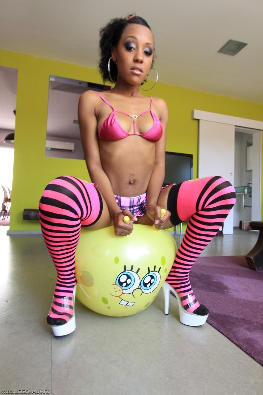 17P La belle Latina Noemilk est si belle dans cette lingerie rare.